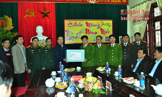 Đồng chí Hồ Phúc Hợp thăm và tặng quà chúc Tết cán bộ chiến sĩ Ban chỉ huy Công an huyện Diễn Châu