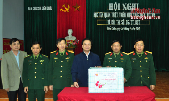 Chúc Tết và tặng quà của tỉnh cho Ban chỉ huy Quân sự huyện Diễn Châu