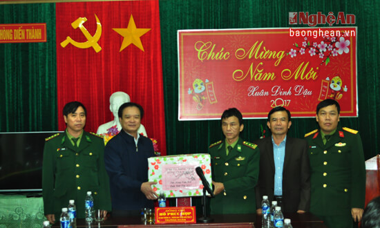 Thăm và tặng quà Tết cho cán bộ chiến sĩ Đồn Biên phòng xã Diễn Thành, huyện Diễn Châu