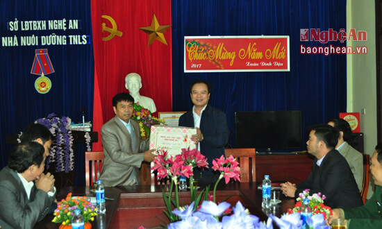 Tặng quà chúc Tết cho cán bộ, công chức Nhà điều dưỡng thân nhân liệt sĩ của Sở Lao động TBXH đóng tại thị trấn Diễn Châu