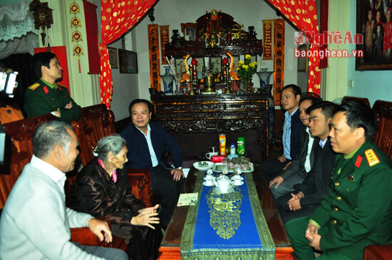 Thăm hỏi, động viên và tặng quà bà Ngô Thị Dung, 97 tuổi đời, 75 tuổi đảng ở xóm 1, xã Diễn Hoa, Diễn Châu 