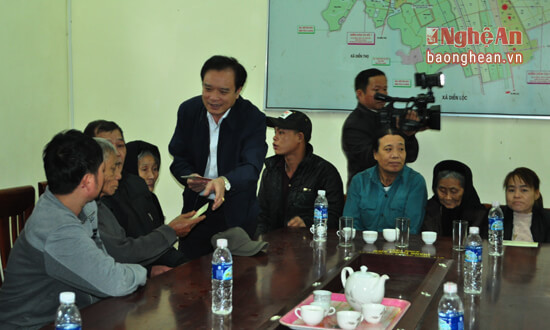 Thăm hỏi và tặng quà Tết của Ban Tuyên giáo Tỉnh ủy cho 15 hộ nghèo xã Diễn Tân, huyên Diễn Châu