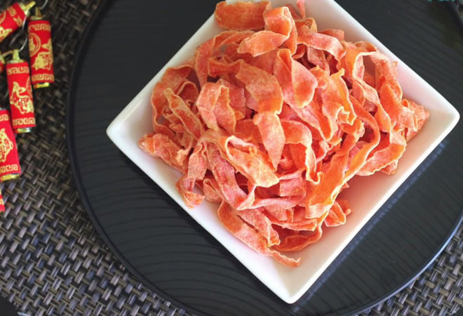 Với màu vàng cam bắt mắt, vị ngọt thanh đặc trưng, mứt cà rốt điểm tô cho khay kẹo Tết thêm đặc sắc. Ảnh: dienmayxanh.com