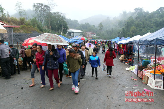 Mới sáng sớm, tuy trời mưa nhưng dòng người đã chen nhau đến để mua các mặt hàng đặc sản về ăn Tết.