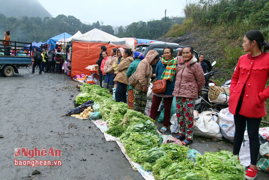 Các sạp hàng bán rau cải ngồng được dựng lên dày đặc 2 bên lối vào cổng chợ.