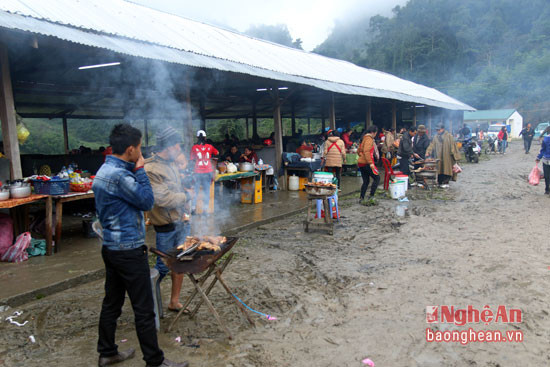 Tại các cửa hàng ăn uống, người dân 2 nước chen chúc gặp nhau cuối năm.