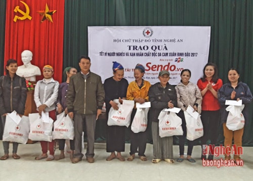 Các hộ nghèo xã Châu Thành (Quỳ Hợp) nhận quà tết của Hội chữ thập đỏ tỉnh