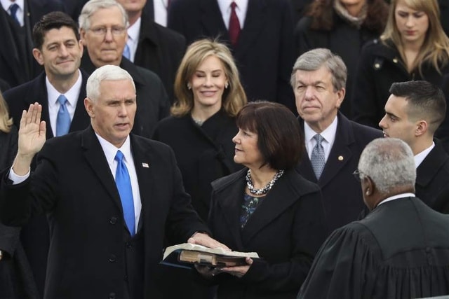 Ông Mike Pence tuyên thệ nhậm chức Phó Tổng thống Mỹ thứ 45. Ảnh: AP