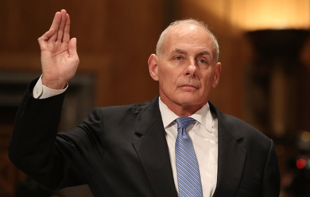 Ông John Kelly tuyên thệ nhậm chức tân Bộ trưởng Nội vụ Mỹ. Ảnh: AP