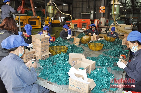 Sản xuất tại công ty TNHH sản xuất tôn và sắt thép.