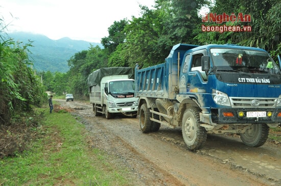 Xe tải nhẹ chở hàng vào phải dùng xe Hoa Mai kéo xíc thì mới qua được chân dốc gần trụ sở mới UBND xã Nậm Càn