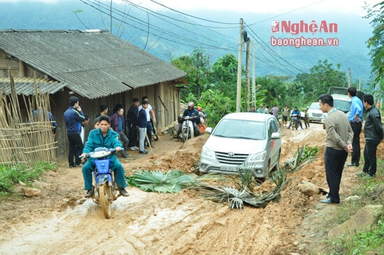 Xe chở hàng và quà Tết bị lầy trên đường đoạn trước cổng Trưởng Tiểu học Nậm Càn, xã Nậm Càn