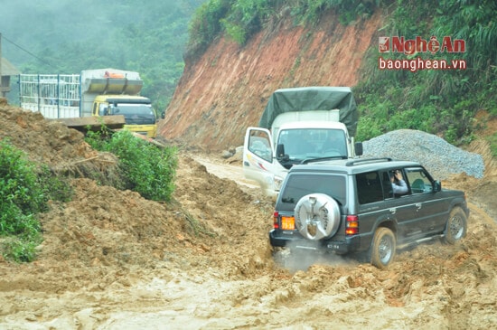 Xe có gầm cao nhưng phải khó khăn lắm mới qua được những đoạn đường lầy đang thi công dang dở