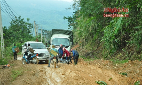 Do đường trơn trượt nên người đi đường chỉ cần sơ sẩy là bị tai nạn ngã xe rất nguy hiểm 