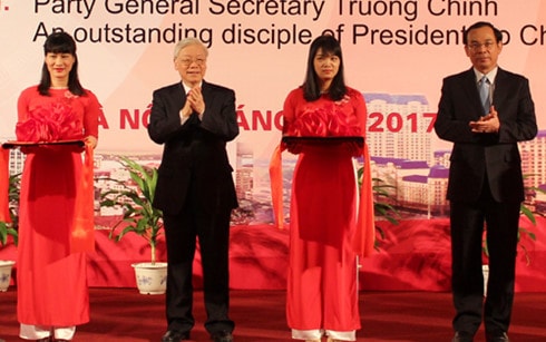 Tổng Bí thư Nguyễn Phú Trọng cắt băng khai mạc triển lãm.