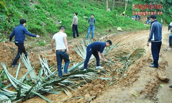 Các thành viên tặng quà trở thành những tình nguyện viên mở đường cho xe qua đoạn dốc bị lầy trước cổng Trưởng Tiểu học Nậm Càn, bản Nậm Càn