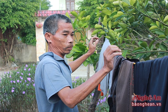 Ngoài việc có thể ngồi trông nồi thức ăn, anh Dũng chỉ có thể lật đi lật lại mấy chiếc áo quần sờn cũ phơi trên dây trước hiên nhà.