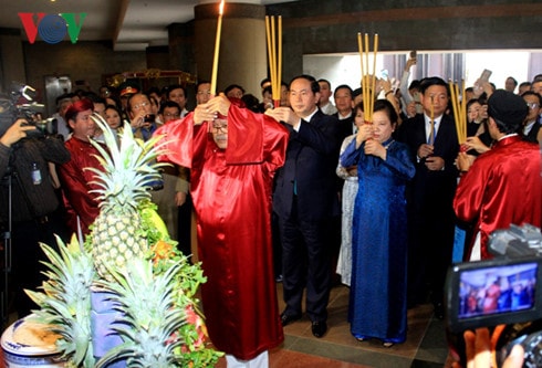 Chủ tịch nước Trần Đại Quang cùng đông đảo kiều bào dâng hương tại Đền tưởng niệm các vua Hùng
