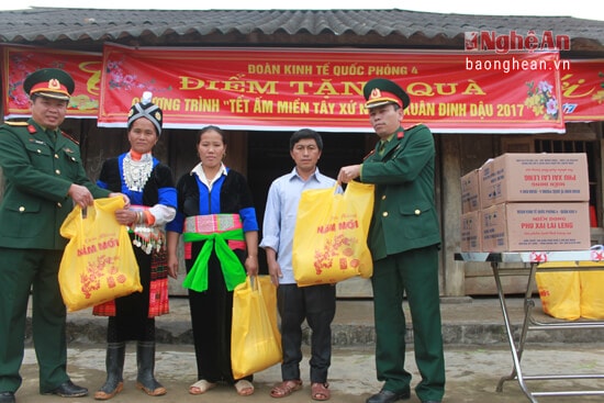 Tặng quà cho bà con hộ nghèo xã Na Ngoi (Kỳ Sơn)