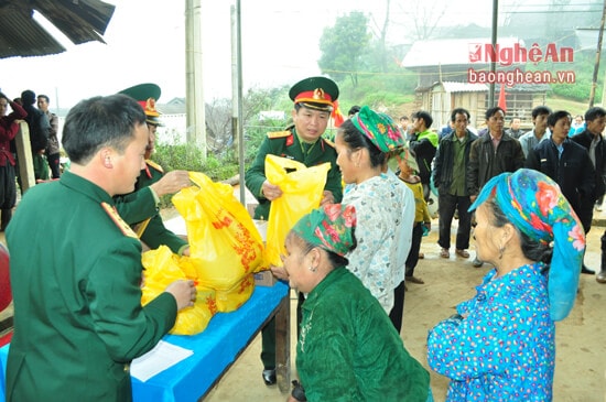 Ngoài quà tặng bằng tiền cho các hộ nghèo đặc biệt khó khăn, phần lớn quà tặng của Đoàn Kinh tế - Qp 4 là sản phẩm do đơn vị sản xuất được như Nếp, miến dong nên bà con rất phấn khởi