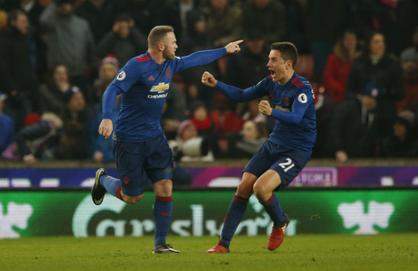 Rooney giải cứu Man Utd khi Stoke đã chạm một tay vào chiến thắng. Ảnh: Reuters.