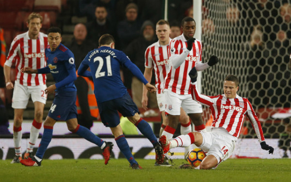 Stoke với lối chơi quyết liệt thường thấy khiến Man Utd vất vả. Ảnh: Reuters.