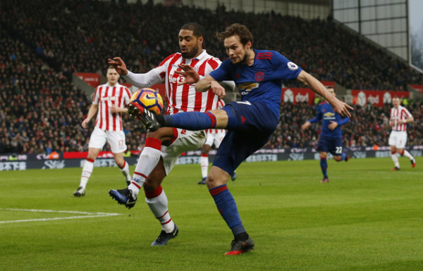 Những cú tạt bóng từ hai biên của Man Utd không mang lại hiệu quả trước Stoke. Ảnh: Reuters.