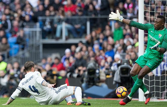 Ramos đệm bóng bằng chân phải nâng tỷ số lên 2-0.