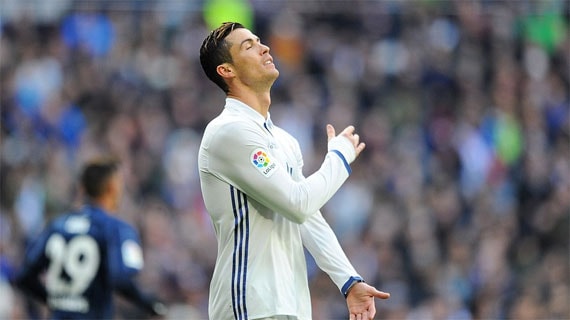 Ronaldo tiếc nuối sau khi bỏ lỡ cơ hội đối mặt thủ môn.