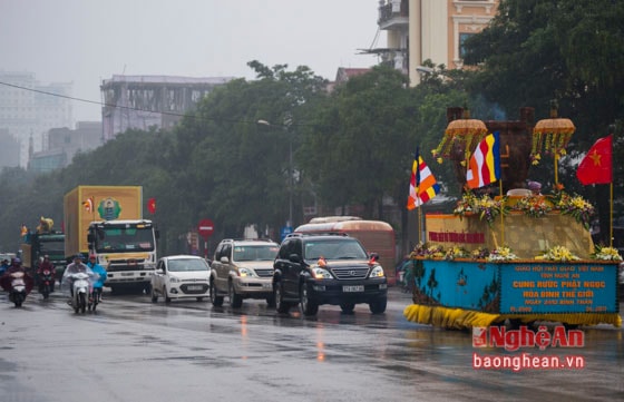  Đoàn xe cung nghinh tượng Phật ngọc diễu hành qua một số tuyến đường trong Thành phố Vinh.