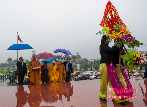  Đại diện Ban trị sự Giáo hội Phật giáo Việt Nam và Ban trị sự Giáo hội Phật giáo Việt Nam tỉnh Nghệ An dân hoa tại tượng đài Chủ tịch Hồ Chí Minh.