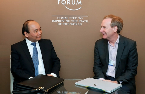 Thủ tướng Nguyễn Xuân Phúc và Chủ tịch tập đoàn Microsoft Bradford Smith.