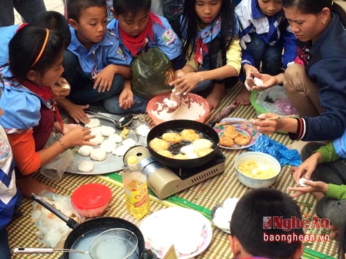 Cô và trò cùng thực hiện món bánh rán lafmons ăn có hầu hết ở các gia đình trên địa bàn mỗi dịp tết đến Xuân về. ẢNh : Huy Thư.