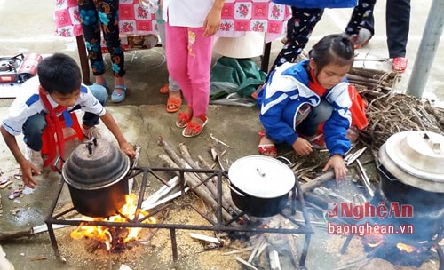 Các  em cũng là những người nâu chính dưới sự hướng dẫn của cô giáo Tổng phụ trách đội. Ảnh :Huy Thư.