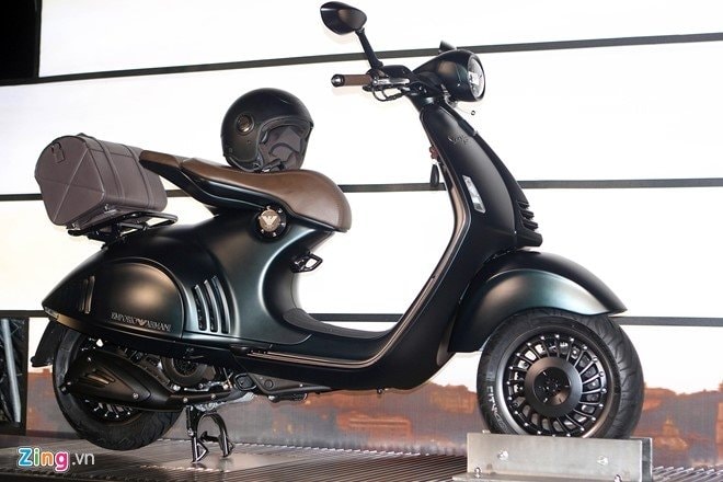 Vespa 946 Eporio Armani giá 405 triệu đồng ở Việt Nam.