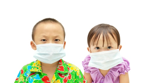 Trẻ hên nên đeo khẩu trang khi ra ngoài đường ngày Tết.