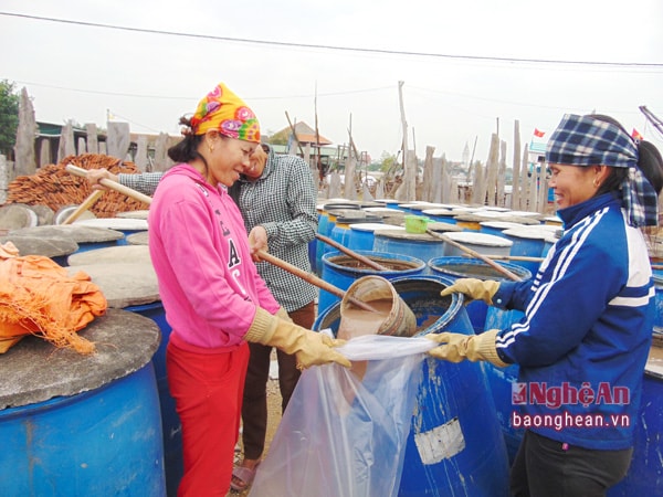 Không khí sản xuất tại Làng nghề nước măm Tân An trở nên nhộn nhịp hẳn lên vào dịp Tết