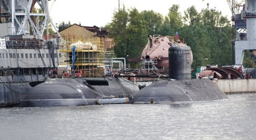 Tàu ngầm Kilo đang hoàn thiện (trái) và một tàu khác đang chuẩn bị cho chuyến thử nghiệm dài ngày trên biển.
