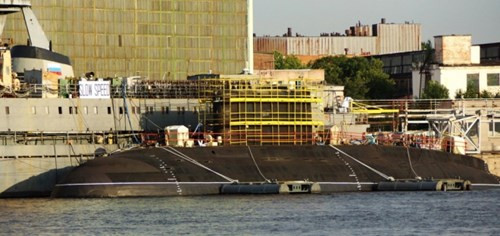 Tàu sẽ nằm trên bờ sông Neva bên ngoài nhà máy, bắt đầu giai đoạn hoàn thiện nội thất và hệ thống điện tử bên trong. Những chiếc Kilo mới đóng này sẽ được kết nối với hệ thống cấp điện và không khí ở tàu bên cạnh.