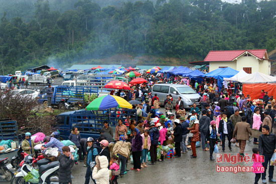 Phiên chợ biên giới Việt - Lào diễn ra vào các ngày 10,20,30 (dương lịch) hàng tháng tại khu vực giao nhau ở cửa khẩu quốc tế Nậm Cắn (Kỳ Sơn). Tuy nhiên, phiên chợ lần này diễn ra vào dịp cận Tết nên có đến hàng nghìn người chen chân nhau mua bán.