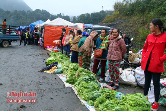 Các sạp bán rau cải ngồng của người Mông cũng là lựa chọn của nhiều khách hàng khi đến đây.