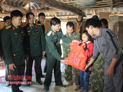 Bộ Tư lệnh Quân khu 4 thăm, tặng quà các gia đình chính sách, hộ nghèo ở huyện Quế Phong. Ảnh: Ngọc Thăng