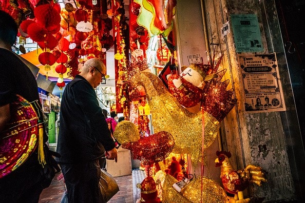 Đồ trang trí hình gà tại một cửa hàng ở phố Fuk Wing, Hong Kong, ngày 12/1. Ảnh: Getty.