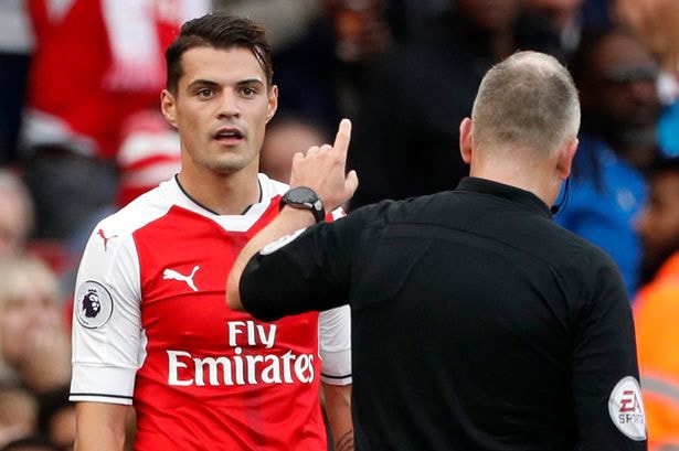 Lần thứ 2 tại Premier League, Xhaka phải nhận thẻ đỏ trực tiếp sau tình huống xấu chơi.  Ảnh: Internet.