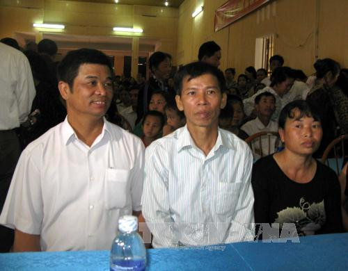 Ông Nguyễn Thanh Chấn (ngồi giữa) dự buổi công khai xin lỗi. Ảnh: TTXVN