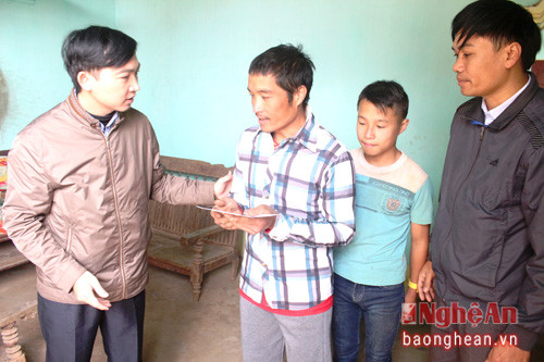 Cơ quan Huyện ủy Nghĩa Đàn đã tổ chức thăm hỏi, tặng quà các hộ nghèo có hoàn cảnh đặc biệt khó khăn tại xã Nghĩa Lâm.