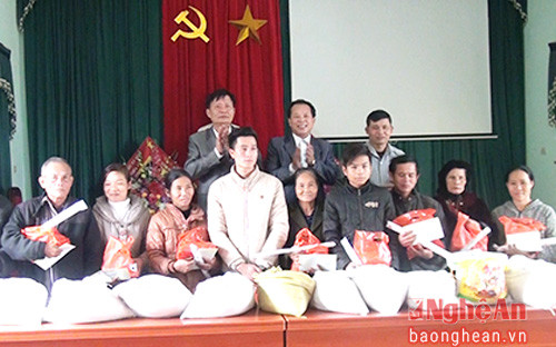 UB MTTQ huyện Nghĩa Đàn đã tổ chức trao 40 suất quà của tổ đình chùa Cần Linh cho các hộ nghèo xã Nghĩa Lộc. 