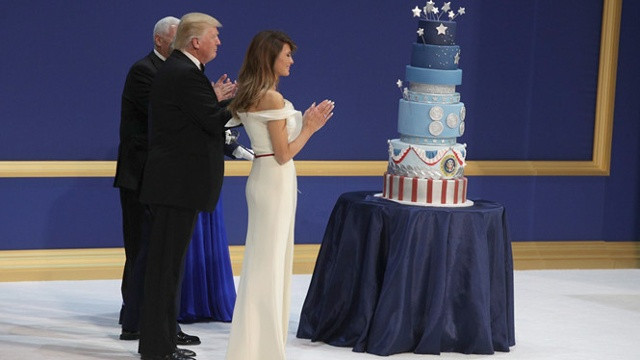 Cái bánh gây tai tiếng vì được cho là bắt chước mẫu bánh dùng trong lễ nhậm chức của ông Obama hồi năm 2009. Ảnh: AFP