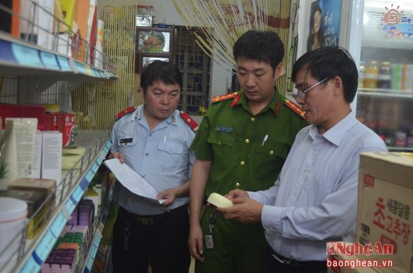 Các lực lượng chức năng kiểm tra tại một siêu thị mi ni chuyên bán hàng xách tay trên đường Nguyễn Thị Minh Khai (TP. Vinh).