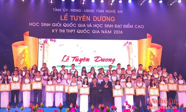 Bí thư Tỉnh ủy Nguyễn Đắc Vinh và Chủ tịch UBND tỉnh Nguyễn Xuân Đường tặng hoa chúc mừng, trao Bằng khen cho HSG Quốc gia năm 2016.